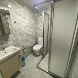ein Bad mit einer Dusche, einem WC und einem Waschbecken in der Unterkunft Stay Inn Edirne in Edirne
