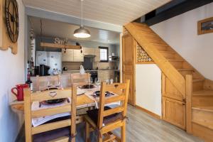 una cucina e una sala da pranzo con tavolo e sedie in legno di Le Brec a Barcelonnette Altre 4 foto