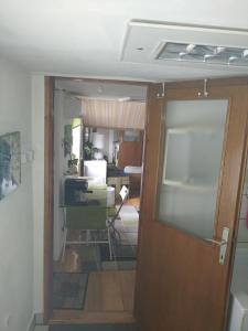 札格雷布的住宿－APARTMENT " Studio Green " free parking, self check-in，通往卧室的房间的门