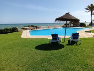 Bazén v ubytovaní Apartamento en urb primera linea de playa alebo v jeho blízkosti + 26 fotografií