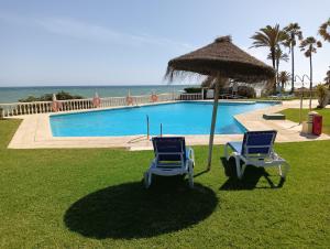 Bazén v ubytovaní Apartamento en urb primera linea de playa alebo v jeho blízkosti