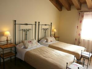 A bed or beds in a room at Casa Rural El Alcarcel