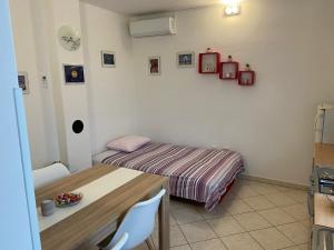 Łóżko lub łóżka w pokoju w obiekcie Apartment MADIS & Free Bikes