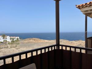 コスタ・デル・シレンチオにあるBalcon del Mar A&V Ocen View Costa del Silencioの家のバルコニーから海の景色を望めます。