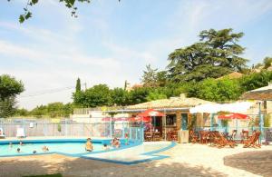 Piscine de l'établissement Luberon maison au cœur d'un village provençal ou située à proximité