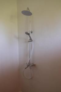 - une douche dans un coin de la salle de bains dans l'établissement Tipitipi house, à Kizimkazi
