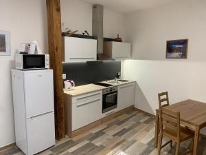 Köök või kööginurk majutusasutuses Apartmány Statek Bezdědice