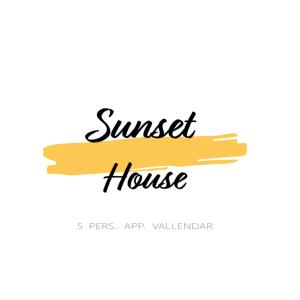 ein Schild für ein Sommerhaus mit den Worten Sunset House in der Unterkunft Sunset House - 130 qm Whg. - Vallendar / Koblenz in Vallendar