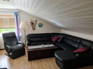Ein Sitzbereich in der Unterkunft Rustikale Wohnung mit Garten