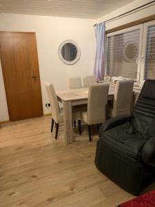 Ein Sitzbereich in der Unterkunft Rustikale Wohnung mit Garten