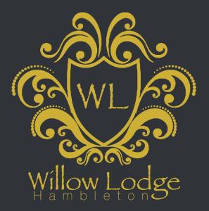 波頓勒費德的住宿－Willow Lodge Hambleton，金色的带窗边小屋标志的字母