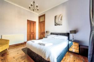 Кровать или кровати в номере Holyrood Park Main Door Apartment