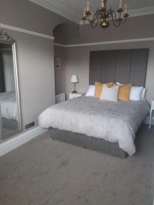 Ένα ή περισσότερα κρεβάτια σε δωμάτιο στο Greystones guesthouse