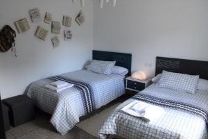 Duas camas individuais num quarto em ACAO Vivienda Uso Turístico ARRIBES del Duero em Moral de Sayago