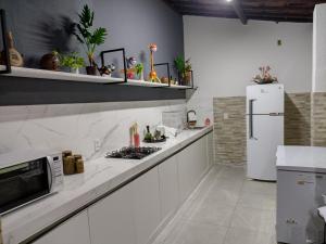 Kuhinja oz. manjša kuhinja v nastanitvi Casa encantadora com piscina prainha e SPA