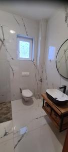 Kúpeľňa v ubytovaní Apartman Garden + 17 fotografií