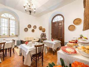 un ristorante con tavoli e sedie con cibo sopra di PALAZZO CHERCHI a Dorgali