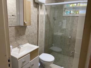 een badkamer met een douche, een toilet en een wastafel bij Apartamento Catedral Canela in Canela +20 foto's