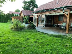una casa con terraza de madera en el patio en Wein-Chalet W141, en Weinburg am Saßbach