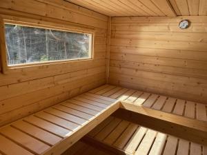 un interior de madera de una sauna con ventana en Familie Decker-Behrends en Upleward