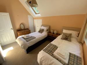 En eller flere senger på et rom på Swallows Cottage