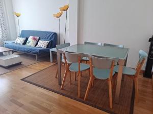 comedor con mesa, sillas y sofá en Albatros VUT 2825 AS, en Luanco