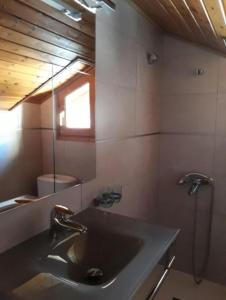 ein Badezimmer mit Waschbecken und Dusche in der Unterkunft Casa Apartamento de montaña in Espúy + 3 Fotos