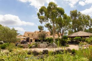 a resort with a garden and a building at San Giovanni in Porto-Vecchio