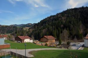 ein kleines Dorf mit einem Berg im Hintergrund in der Unterkunft Gästehaus Lina in Thiersee