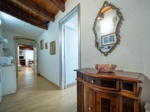 um quarto com um espelho na parede e uma mesa em Lamarmora 26 em Cagliari