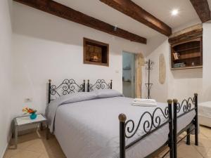 um quarto com uma cama branca num quarto em Lamarmora 26 em Cagliari