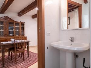uma casa de banho com um lavatório e uma mesa em Lamarmora 26 em Cagliari