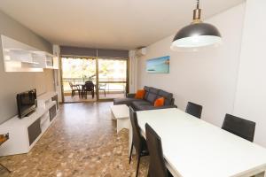 a living room with a table and a couch at DIFFERENTFLATS Cala Llenguadets in Salou