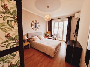 a bedroom with a bed and a large window at "Loc del Pe" 90m2 appartement 2 bedrooms 2 bathrooms in Ajaccio