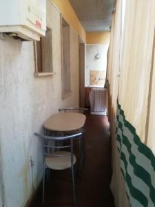 Habitación pequeña con mesa y 2 sillas en Il mio piccolo angolo di mare en Viareggio