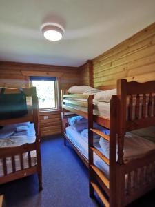 Katil dua tingkat atau katil-katil dua tingkat dalam bilik di Shore Lodge