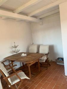 ポルト・ロトンドにあるPorto Rotondo Lovely Apartmentの木製テーブルと椅子