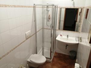 une salle de bain avec une douche, des toilettes et un lavabo dans l'établissement B&B La Giuggiola Lanciano, à Lanciano 45 autres photos