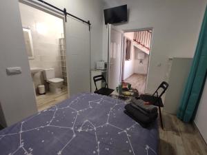ein Schlafzimmer mit einem Bett und einem Tisch und Stühlen in der Unterkunft Habitación cactus, entrada privada y baño privado en suite by flamingo house, no fumadores in Arrecife