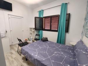 Schlafzimmer mit einem Bett, einem Tisch und Stühlen in der Unterkunft Habitación cactus, entrada privada y baño privado en suite by flamingo house, no fumadores in Arrecife