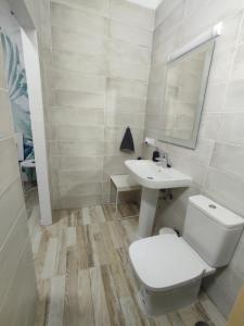 Ein Badezimmer in der Unterkunft Habitación cactus, entrada privada y baño privado en suite by flamingo house, no fumadores