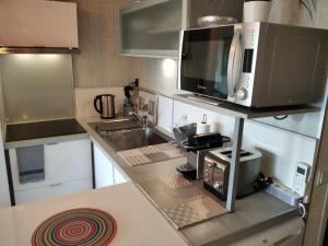 Кухня или кухненски бокс в Baie des anges appartement Bis