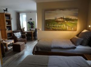 1 dormitorio con 1 cama y una pintura en la pared en Villa Mia Ferienwohnungen GbR, en Bad Zwischenahn