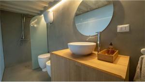bagno con lavabo a ciotola e specchio di Incantevole appartamento centro storico Perugia a Perugia