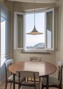 una sala da pranzo con tavolo, sedie e finestra di Incantevole appartamento centro storico Perugia a Perugia