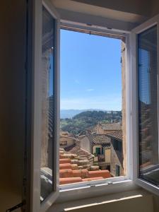 una finestra con vista sulla città di Incantevole appartamento centro storico Perugia a Perugia