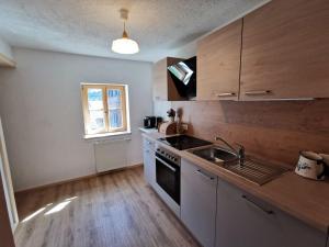 Kuchyň nebo kuchyňský kout v ubytování Ferienhaus Rosl am Grundlsee