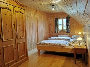 Giường trong phòng chung tại Ferienhaus Rosl am Grundlsee