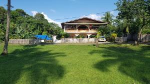 En hage utenfor Coco Loco Lodge