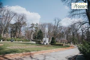 A garden outside Mozart-Apartman